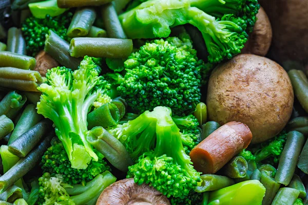Boiled green vegetables in stainless steel colander - full-frame closeup —  Fotos de Stock