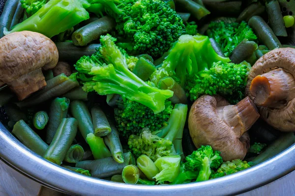 Boiled green vegetables in stainless steel colander - full-frame closeup — Stockfoto