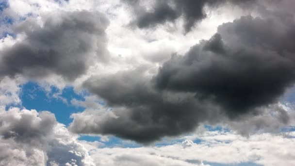 Cumulus clouds at spring day light in second full-frame time lapse — Vídeo de Stock