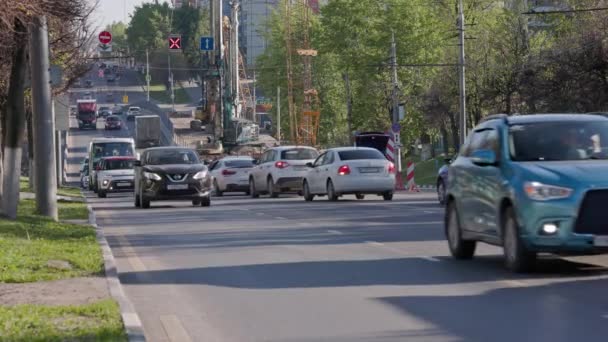 Car traffic passing repairing bridge at summer day in Tula, Russia, real-time — Vídeo de stock