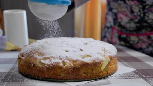 Woman Sprinkling Domestic Apple Pie Powdered Sugar Table Slow Motion — Stockvideo
