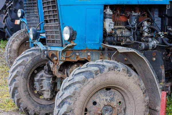 Blue Belarussian Tractors Wheels Opened Diesel Engine Compartments Close View — Fotografia de Stock