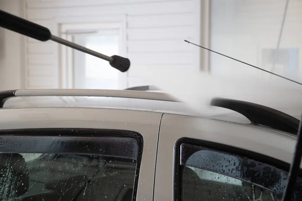 Process Flushing Soap Sud Silver Car Roof Pressurised Water Stream — Fotografia de Stock