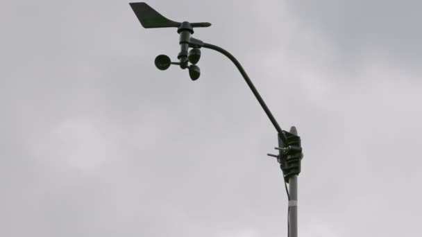 Weather Vane Wind Gauge Direct Strength Sunset Stormy Clouds Backgeound — Video