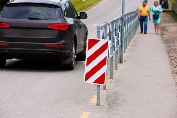 道路のフェンスの端に警告赤と白の斜線の垂直マーク8 2標識 道路を分離し — ストック写真
