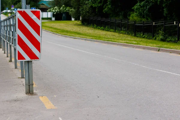 道路のフェンスの端に警告赤と白の斜線の垂直マーク8 2標識 道路を分離し — ストック写真