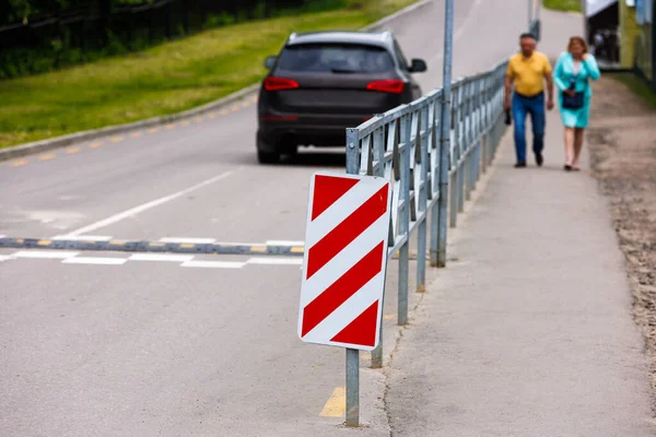 Warning Red White Diagonal Striped Vertical Marking Sign End Road — Zdjęcie stockowe