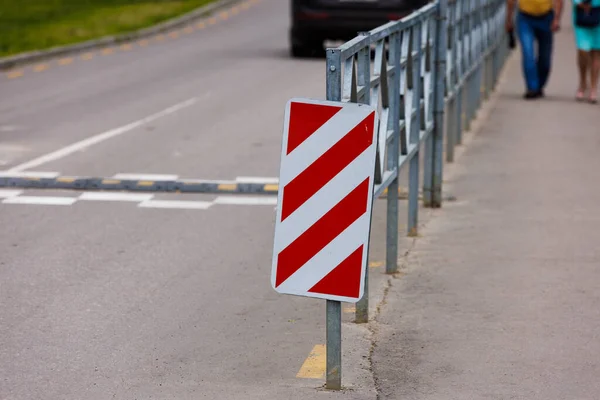 Warning Red White Diagonal Striped Vertical Marking Sign End Road — Zdjęcie stockowe