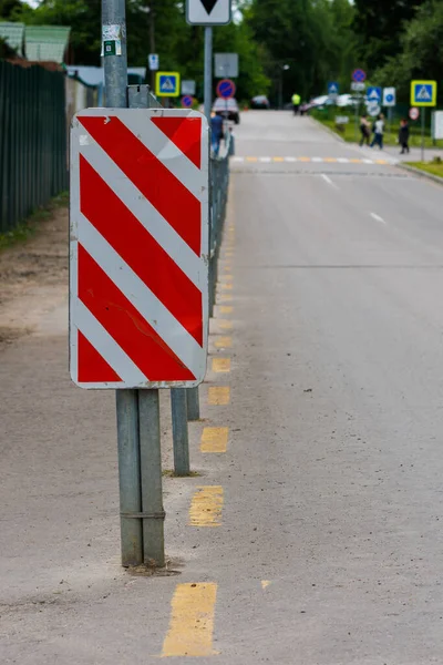 道路のフェンスの端に警告赤と白の斜線の垂直マーク8 2標識 道路を分離し — ストック写真