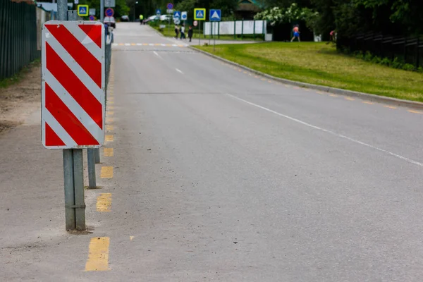 Warning Red White Diagonal Striped Vertical Marking Sign End Road — Zdjęcie stockowe