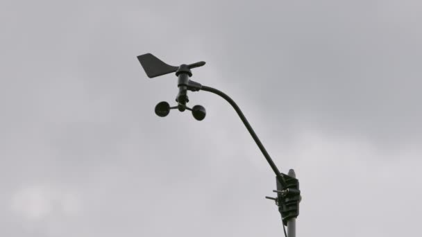 Weather Vane Wind Gauge Direct Strength Sunset Stormy Clouds Backgeound — Video