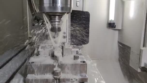 Modern Cnc Axis Wet Milling Process Automatic Tool Change Coolant — Stockvideo