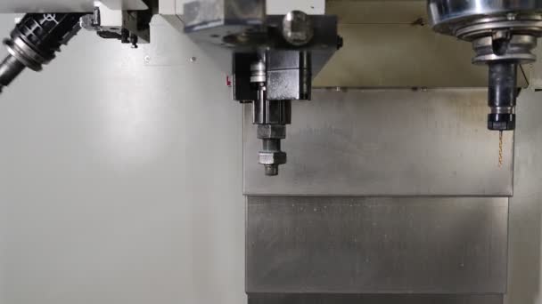 Automatic Tool Change Modern Vertical Cnc Milling Machine — Stock video