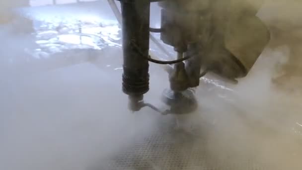水射流切割工艺 在厚钢板中制造许多微小的孔洞 — 图库视频影像