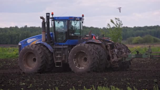 Blue New Holland T9030 Tractor Double Wheels Pulling Harrow Spring — Video Stock