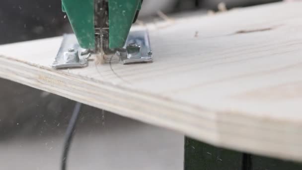 Sawdust Flies Metal Blade Jigsaw Cuts Sheet Plywood Workpiece Carpenter — Vídeo de Stock