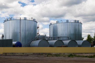 Overground thermal insulated cylindrical storage facilities for bitumen. Bitumen is a residual material used for asphalt production.