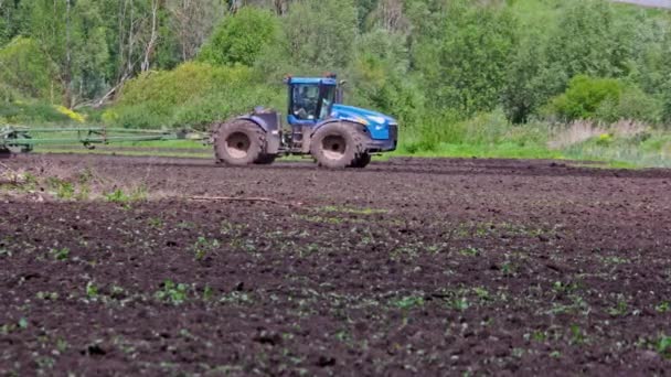 Blue Tractor Double Wheels Pulling Disc Harrow Roller Basket Hot — Stock video