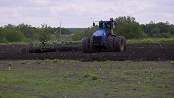 Blue New Holland T9030 Tractor Double Wheels Pulling Disc Harrow — Stock video