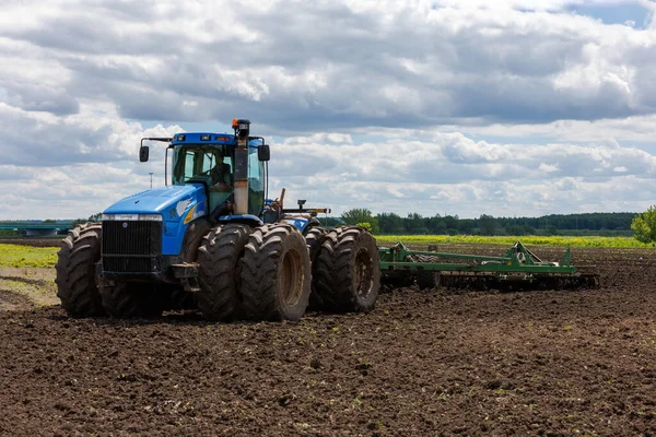 Blue New Holland Tractor Double Wheels Pulling Disc Harrow Roller — Stock Photo, Image