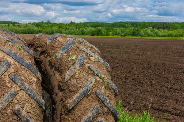 Dirty Double Wheels Agriculture Tractor Sunny Summer Day Blurry Plowed — 스톡 사진