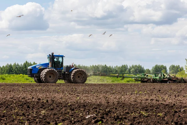 Blue New Holland Tractor Double Wheels Pulling Disc Harrow Roller — Fotografia de Stock