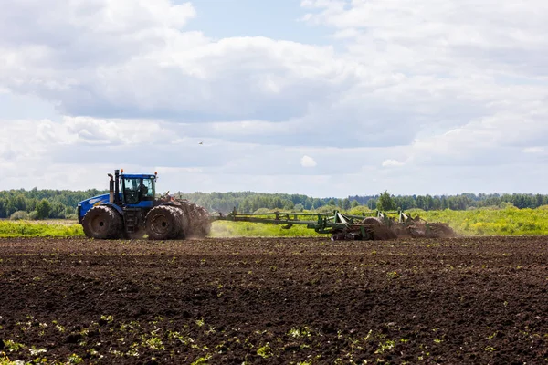 Blue New Holland Tractor Double Wheels Pulling Disc Harrow Roller — Stockfoto