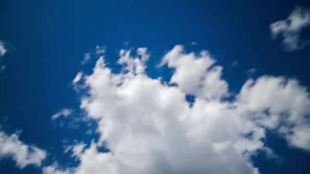 Mixed White Clouds Blue Sky Background Cloudscape Time Lapse Upward — Stok Video