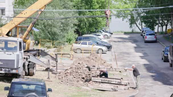 Workers Loading Used Concrete Plates Crane Summer Street Direct Sunlight — Vídeo de Stock