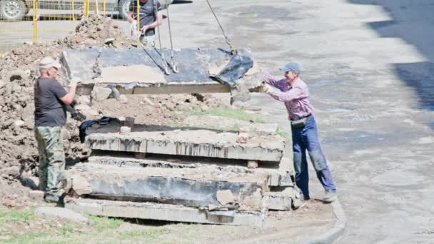 Workers Loading Used Concrete Plates Crane Summer Street Direct Sunlight — Vídeo de stock