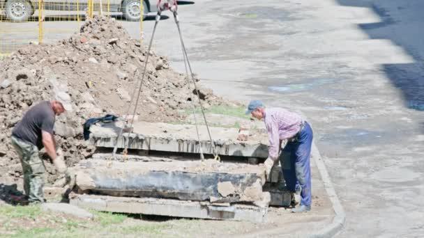 Workers Loading Used Concrete Plates Crane Summer Street Direct Sunlight — Stockvideo