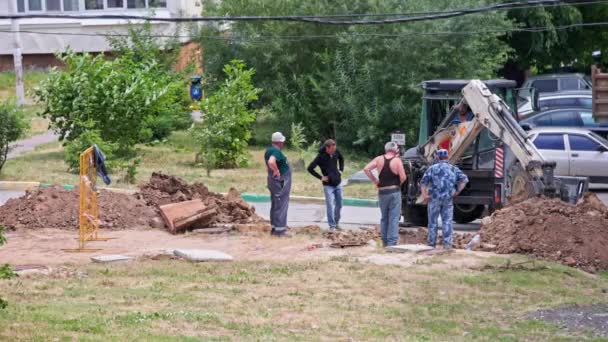 Excavator Works Workers Watching Summer Street Direct Sunlight Plumbing Repairs — Stock video