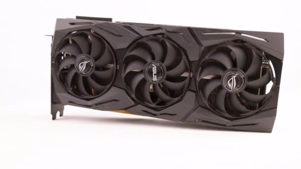 俄罗斯图拉市Asus Rog Strix Advanced Nvidia Rtx 2070超大的当代黑色游戏显卡在白色背景下旋转时出现漏洞 2022年7月27日 — 图库视频影像