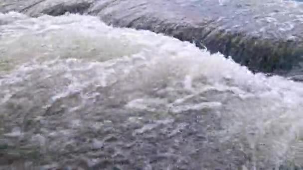 夏の川の流れる水は日光の下でリアルタイムで小さな急速な滝で — ストック動画
