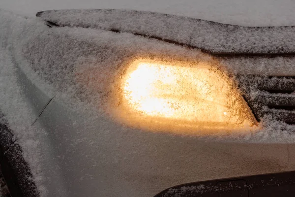 Snow Covered Headlight Silver Civiliian Car Winter Morning Close — Fotografia de Stock