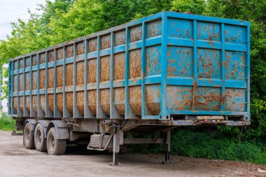 detached rusted trailer for scrap metal, reinforced, top loading
