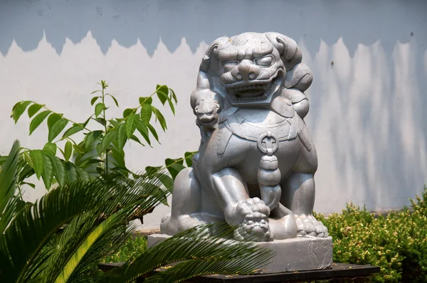 Lion de pierre du temple chinois — Photo