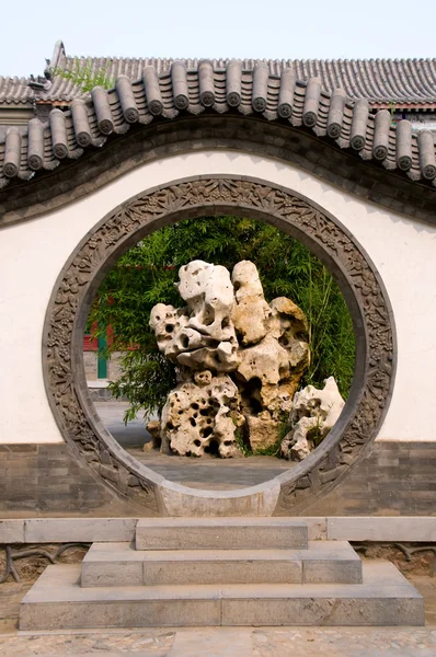 Circle entrance of Chinese garden — Stockfoto