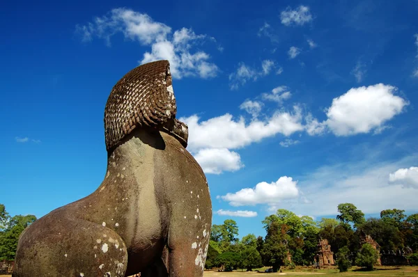 Estátua de leão de frente para o Prasat Suor Prats — Fotografia de Stock