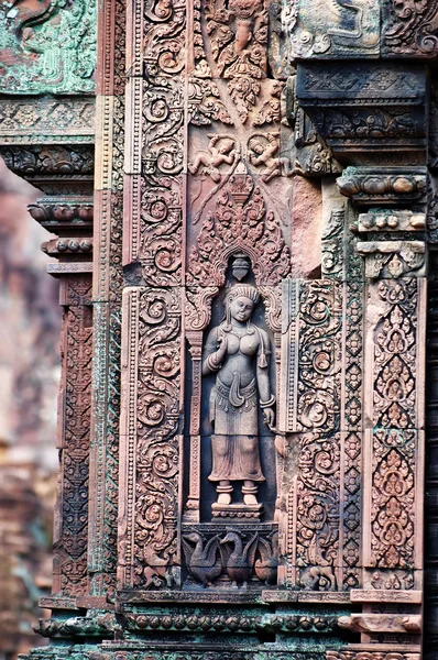 Posąg rzeźba na mandapa, banteay sreiz, Kambodża — Zdjęcie stockowe