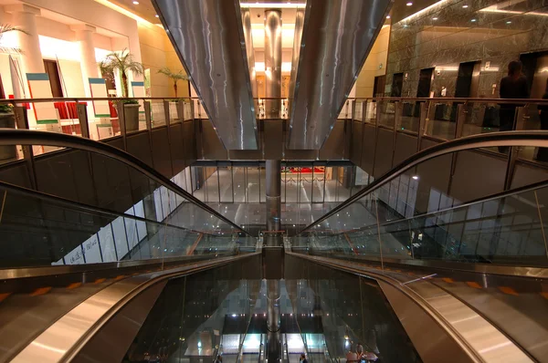 Эскалаторы в аэропорту — стоковое фото