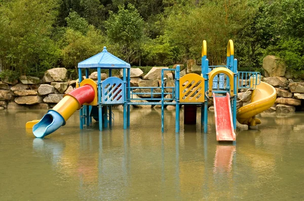 Παιδική χαρά πολύχρωμο νερό — Φωτογραφία Αρχείου