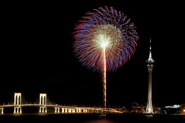 Silvesterfeier mit Feuerwerk — Stockfoto