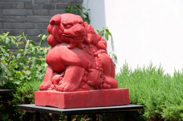 Lion de pierre du temple chinois — Photo