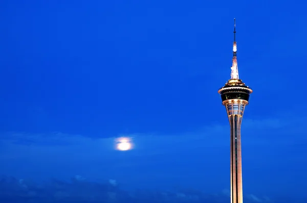 Spitze des Turms über dem Himmel — Stockfoto