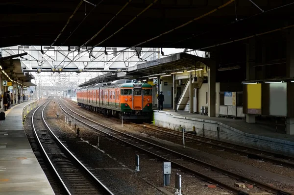 Zug am Bahnhof — Stockfoto