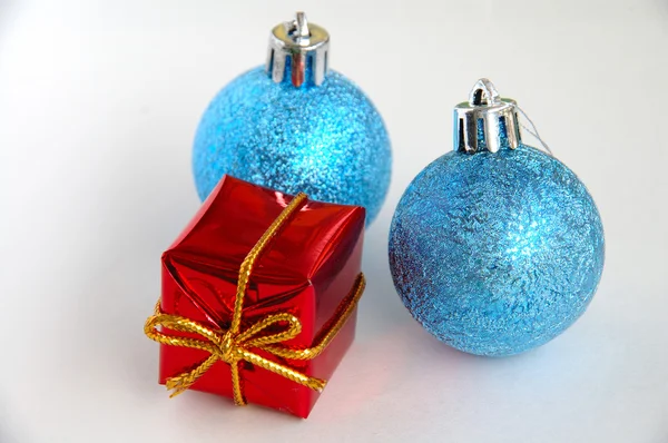Två christmas lökar och gåva — Stockfoto