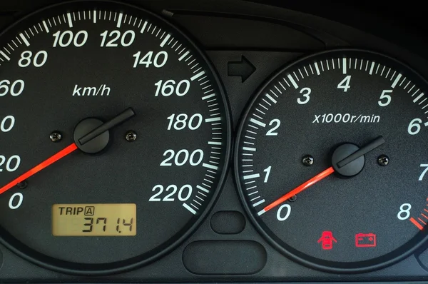 Autodashboard met snelheid en rpm wijzerplaten — Stockfoto