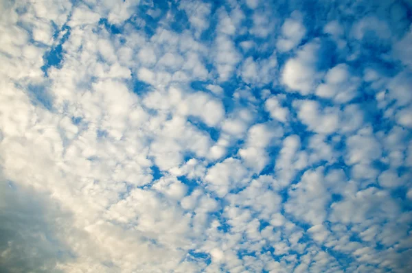 Nubes esponjosas — Foto de Stock