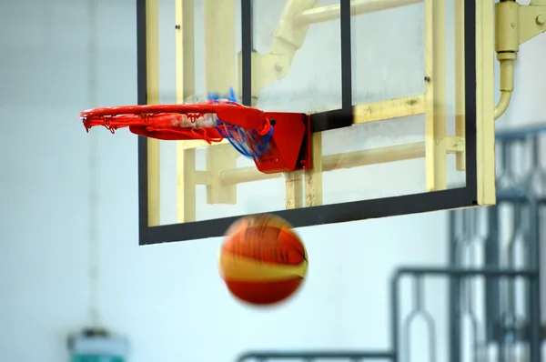 Basquete balançando através do aro — Fotografia de Stock